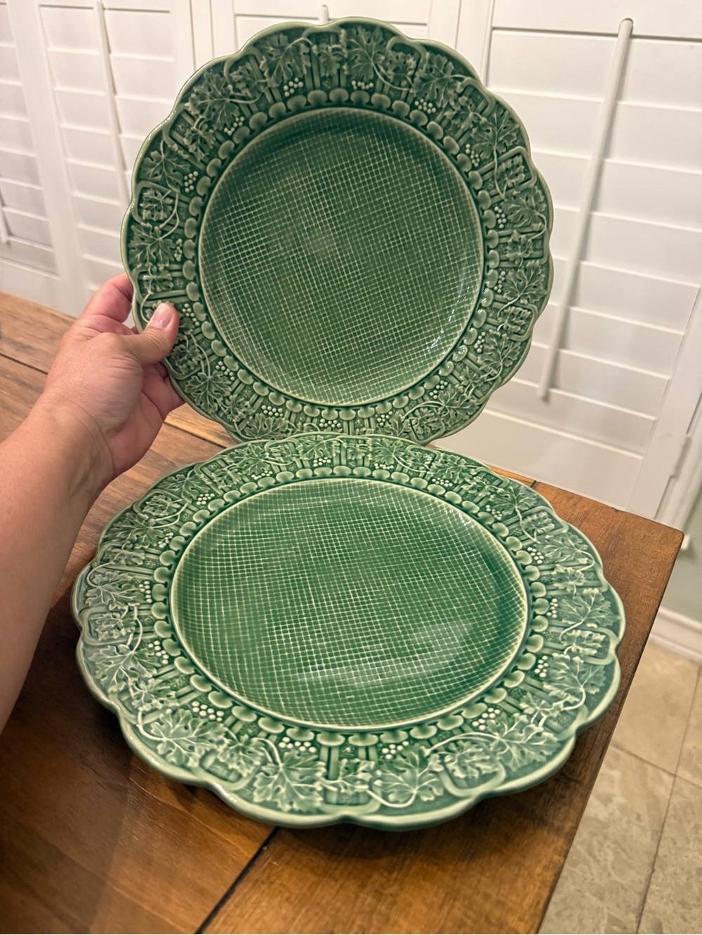 Vtg Bordallo Pinheiro Set/2 Dinner Scalloped Plates Green Grape Leaf 12”